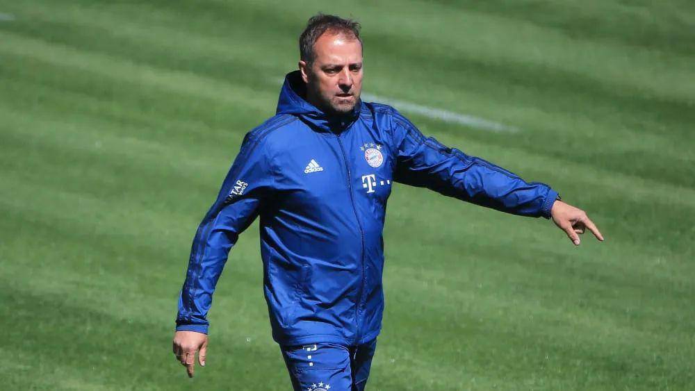 关于今晚体能课后，拉齐奥调整名单备战德国杯，媒体盛赞，更衣室氛围转暖的信息